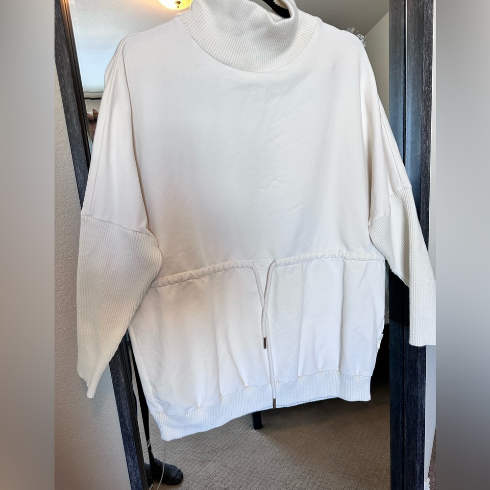 Varley sweatshirt. Size S. 
Color cream white